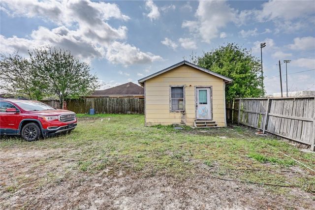 1109 Green Field Dr, Corpus Christi, TX 78405