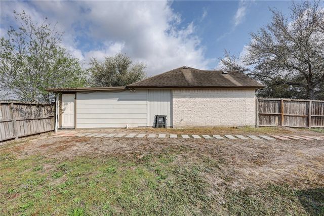 1109 Green Field Dr, Corpus Christi, TX 78405