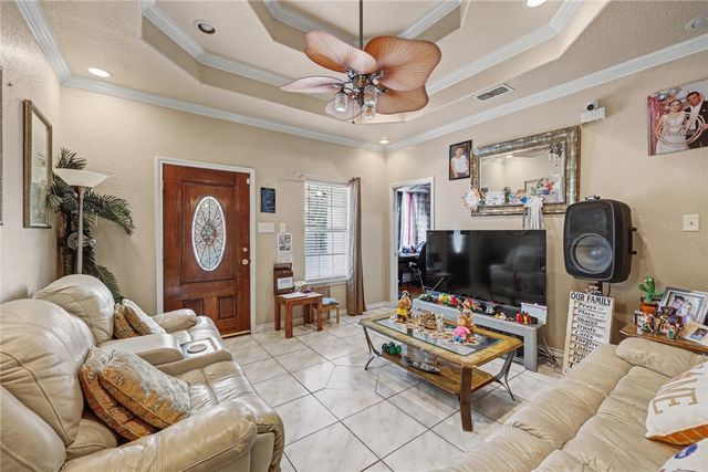1109 Green Field Dr, Corpus Christi, TX 78405