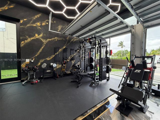 1102 Washington St, Hallandale Beach, FL 33019
