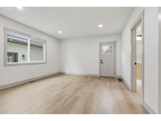 437 Ne FARGO St, Portland, OR 97212