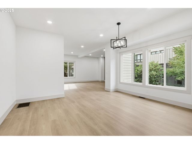 437 Ne FARGO St, Portland, OR 97212