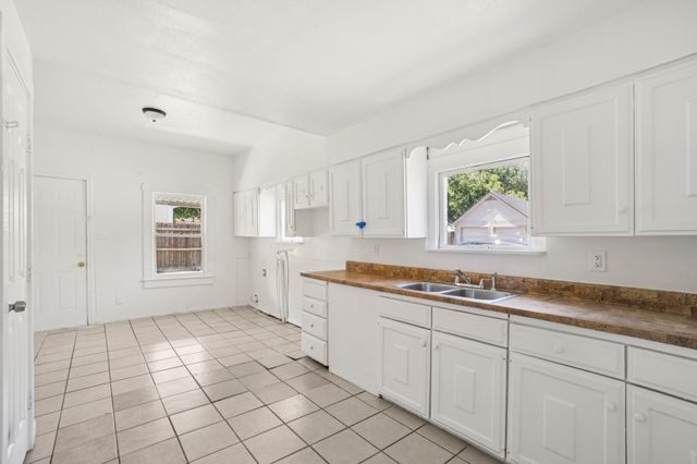 302 S Wood Street, Cleburne, TX 76033