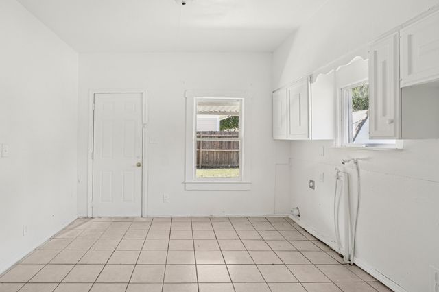 302 S Wood Street, Cleburne, TX 76033