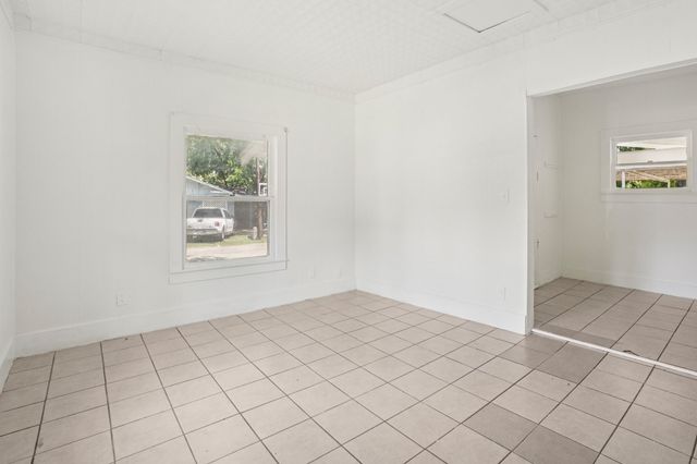 302 S Wood Street, Cleburne, TX 76033