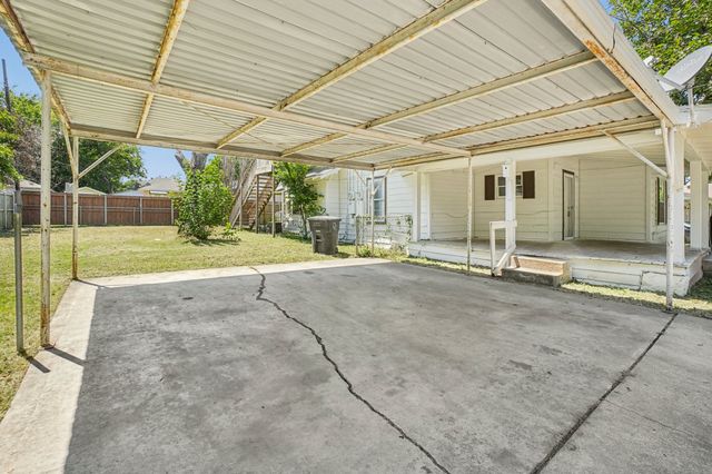 302 S Wood Street, Cleburne, TX 76033