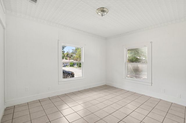 302 S Wood Street, Cleburne, TX 76033