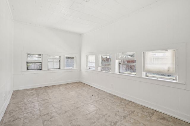 302 S Wood Street, Cleburne, TX 76033