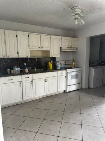 1871 W FOREST Avenue west, Palm Springs, FL 33406