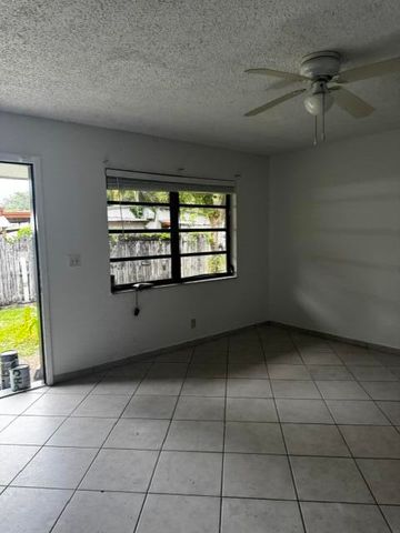 1871 W FOREST Avenue west, Palm Springs, FL 33406