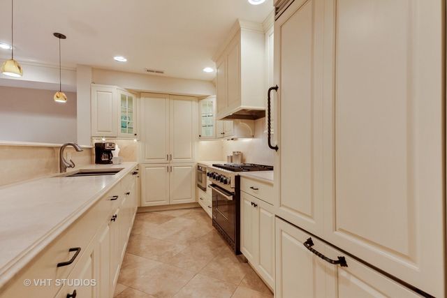 82 E Elm Street 1, Chicago, IL 60611