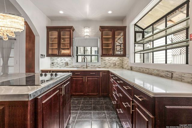 527 Kings Ct, San Antonio, TX 78212