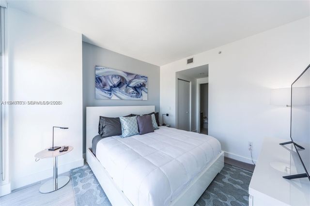 121 NE 34th St 3005, Miami, FL 33137