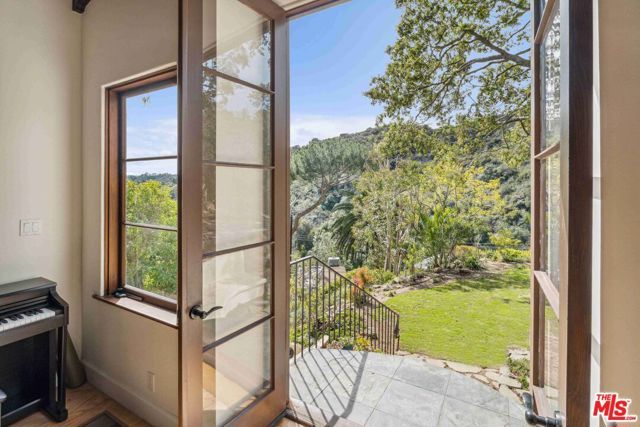 10037 Reevesbury Drive, Beverly Hills, CA 90210