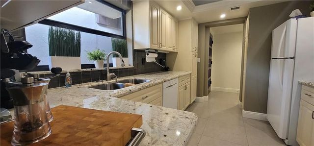 6010 S Falls Cir Drive 423, Lauderhill, FL 33319
