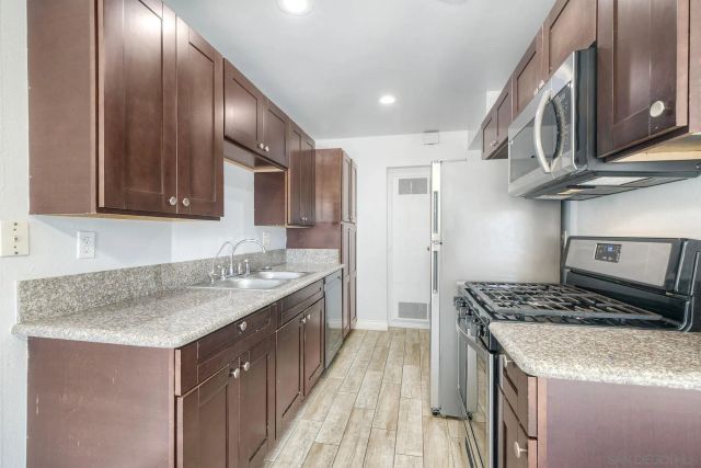 440 Parkside Dr, Oceanside, CA 92058