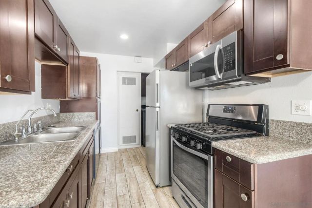 440 Parkside Dr, Oceanside, CA 92058