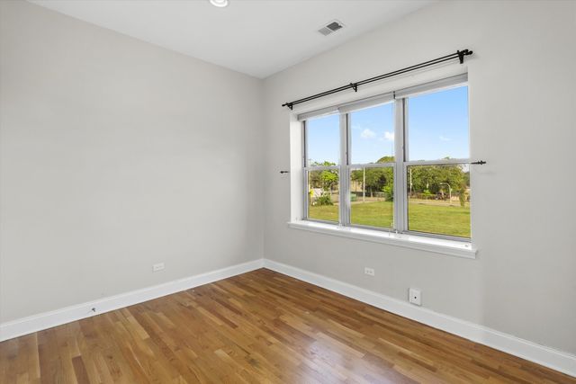 512 E Oakwood Boulevard 2, Chicago, IL 60653