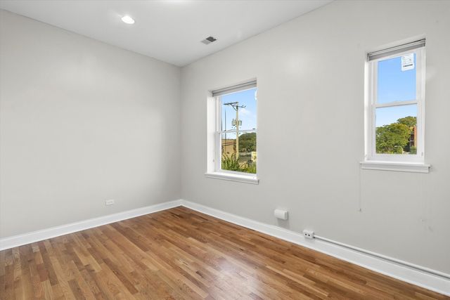 512 E Oakwood Boulevard 2, Chicago, IL 60653