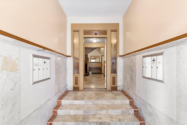 512 E Oakwood Boulevard 2, Chicago, IL 60653