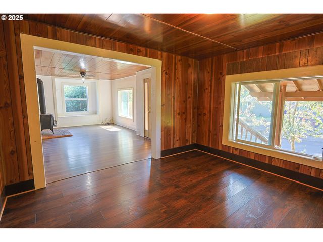 1194 Oregon Ave, Coos Bay, OR 97420