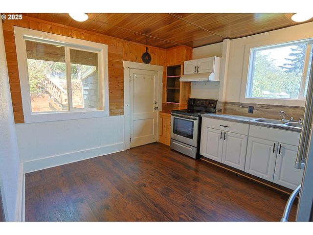 1194 Oregon Ave, Coos Bay, OR 97420