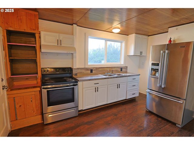 1194 Oregon Ave, Coos Bay, OR 97420