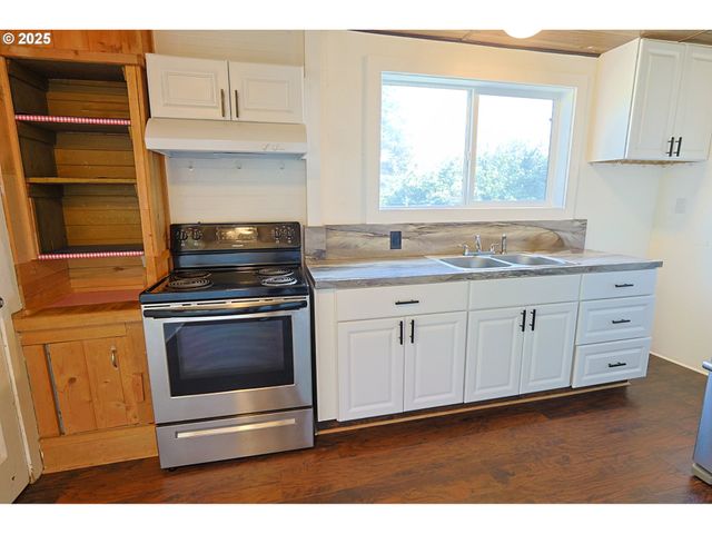 1194 Oregon Ave, Coos Bay, OR 97420