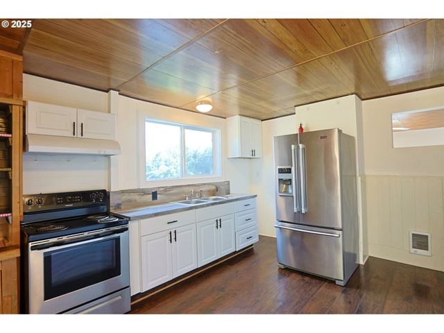 1194 Oregon Ave, Coos Bay, OR 97420