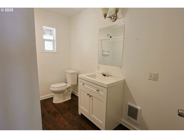 1194 Oregon Ave, Coos Bay, OR 97420