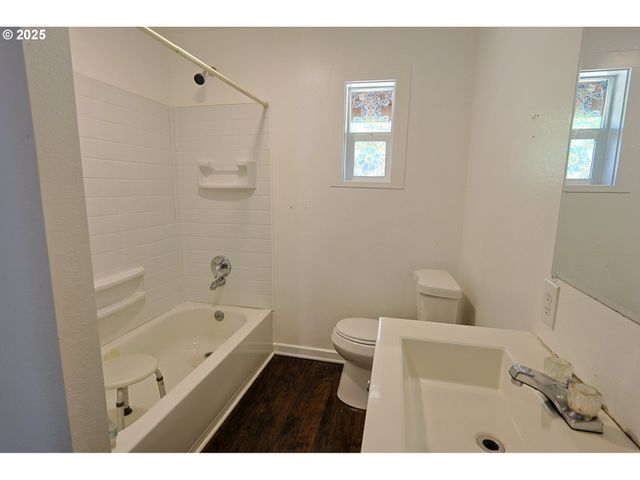 1194 Oregon Ave, Coos Bay, OR 97420