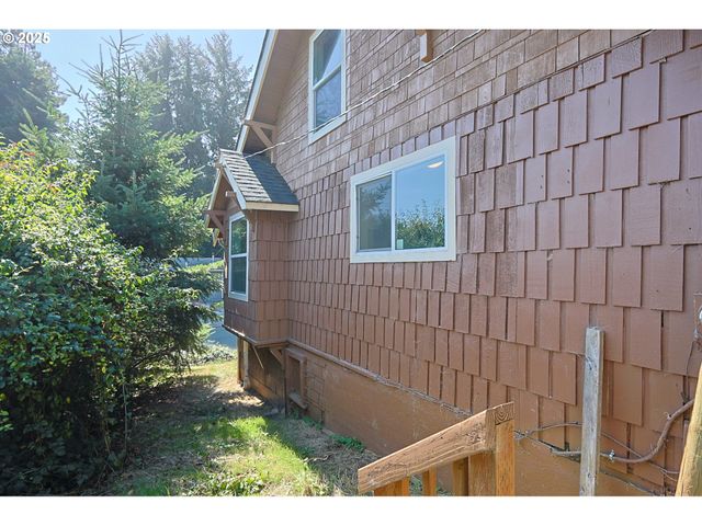 1194 Oregon Ave, Coos Bay, OR 97420