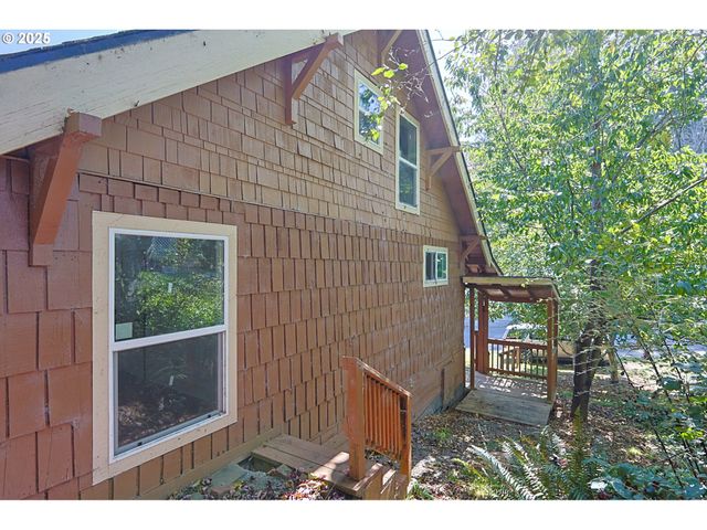 1194 Oregon Ave, Coos Bay, OR 97420