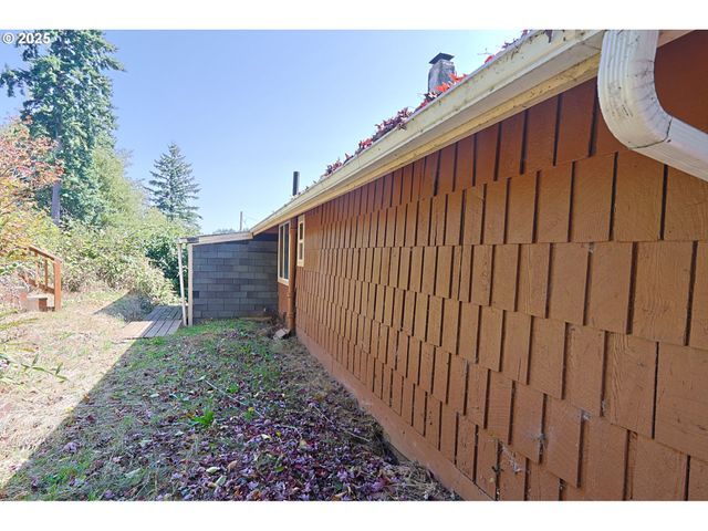 1194 Oregon Ave, Coos Bay, OR 97420