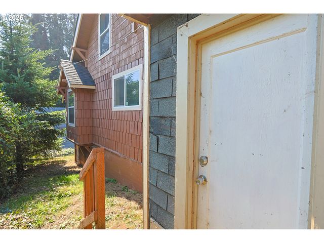 1194 Oregon Ave, Coos Bay, OR 97420