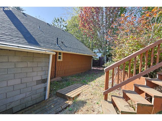 1194 Oregon Ave, Coos Bay, OR 97420