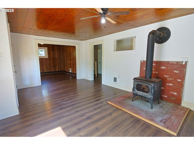 1194 Oregon Ave, Coos Bay, OR 97420