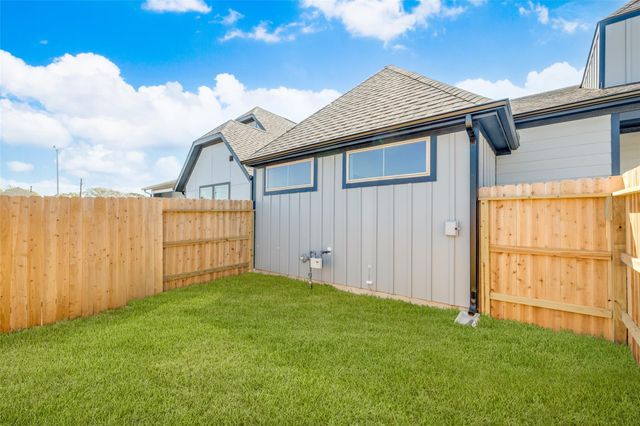 409 Legacy Point Drive B, Sealy, TX 77474