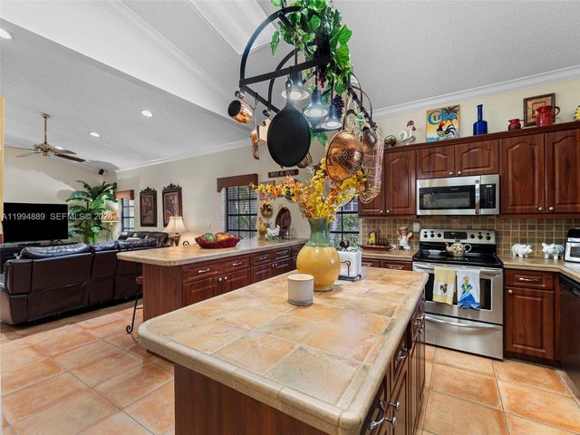 16828 NW 83rd Pl, Miami Lakes, FL 33016