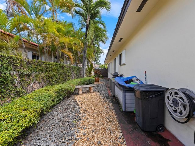 16828 NW 83rd Pl, Miami Lakes, FL 33016