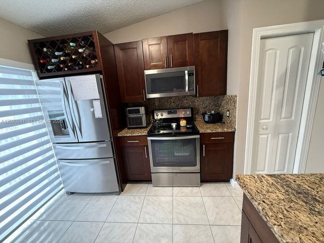 6950 NW 173rd Dr 2202, Hialeah, FL 33015