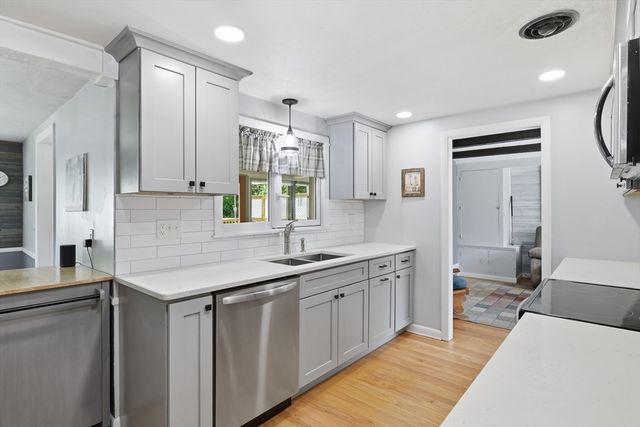 20 Arbor Ln, Wilbraham, MA 01095