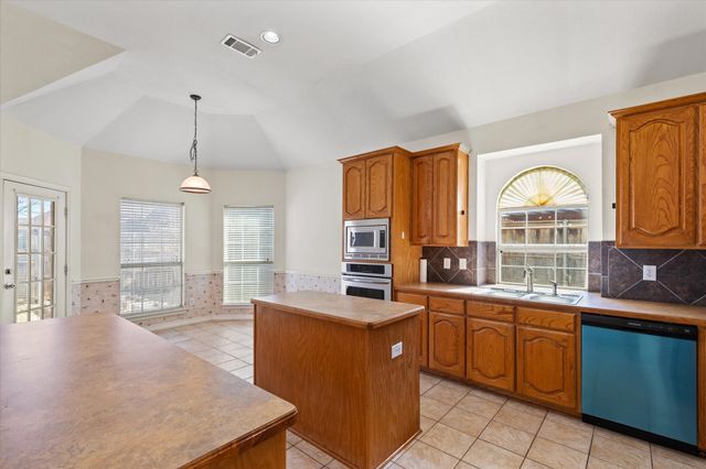 11712 Pheasant Creek Drive, Fort Worth, TX 76244