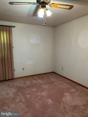 1910 DELMAR ORCHARD RD, Martinsburg, WV 25403