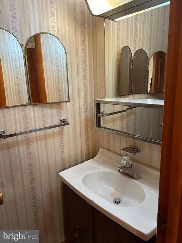1910 DELMAR ORCHARD RD, Martinsburg, WV 25403