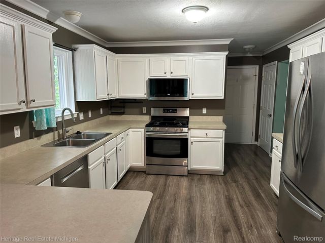 2456 Spartans Trail, Hamburg Township, MI 48169