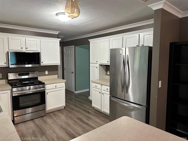 2456 Spartans Trail, Hamburg Township, MI 48169