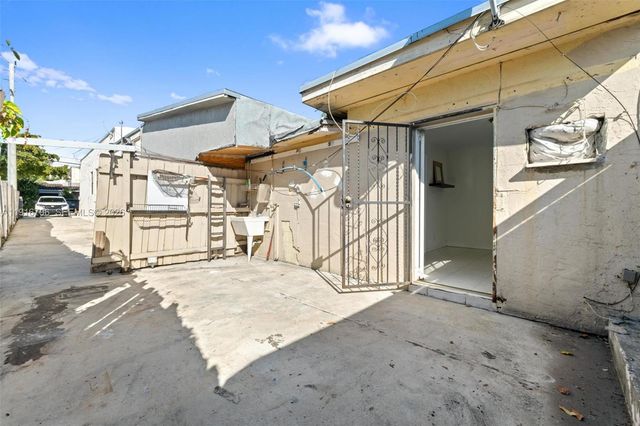 2262 NW 4th Street, Miami, FL 33125