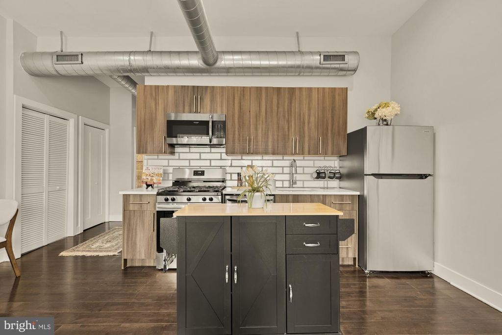 Image 10 of property listing at 1605 F ST NE #4, Washington, DC 20002