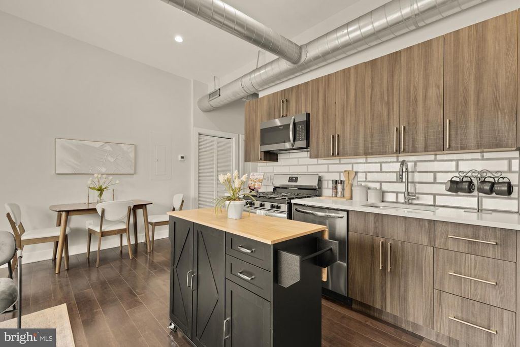 Image 11 of property listing at 1605 F ST NE #4, Washington, DC 20002